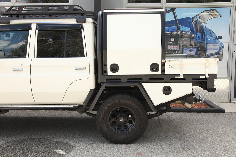 white landrcruiser side profile